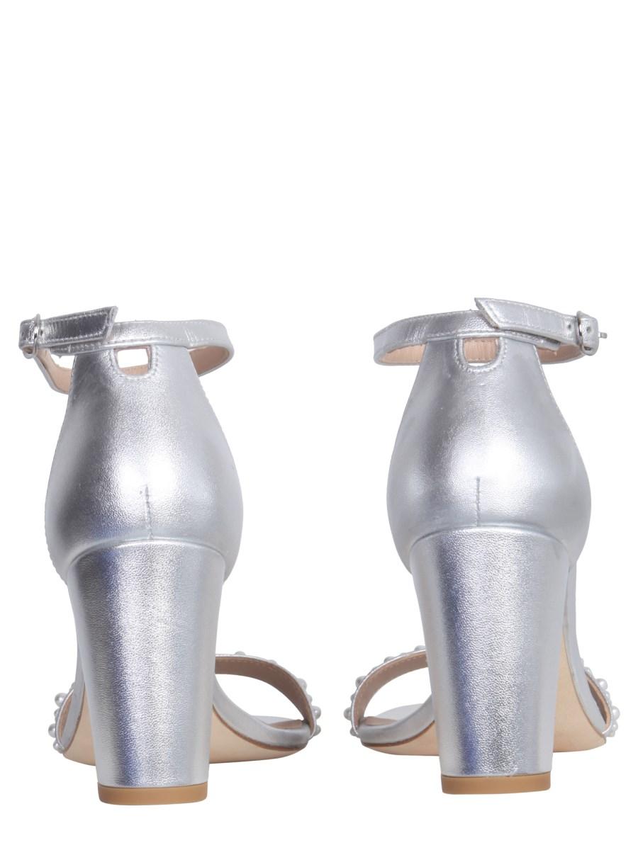 STUART WEITZMAN SANDALO NEARLY NUDE IN PELLE METALLIZZATA CON DETTAGLIO PERLE