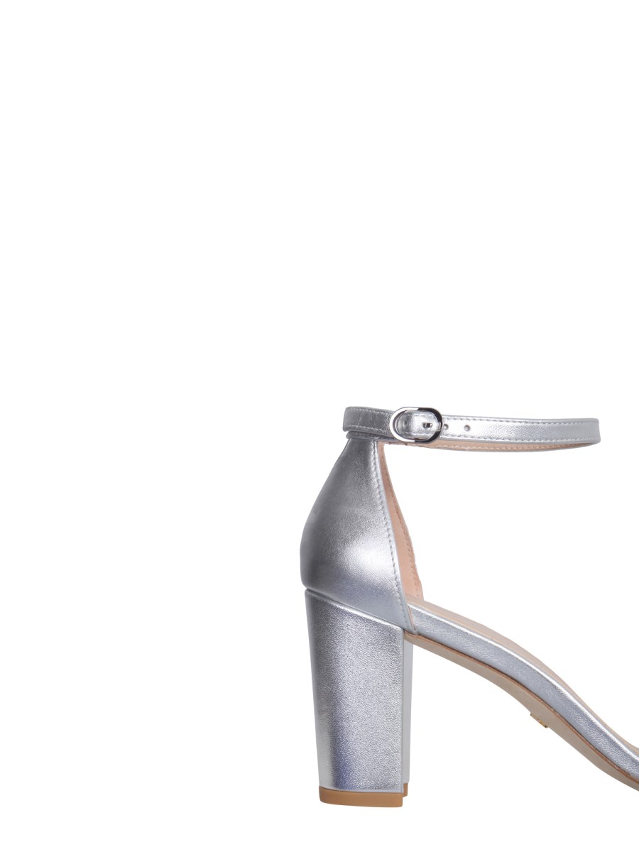STUART WEITZMAN SANDALO NEARLY NUDE IN PELLE METALLIZZATA CON DETTAGLIO PERLE
