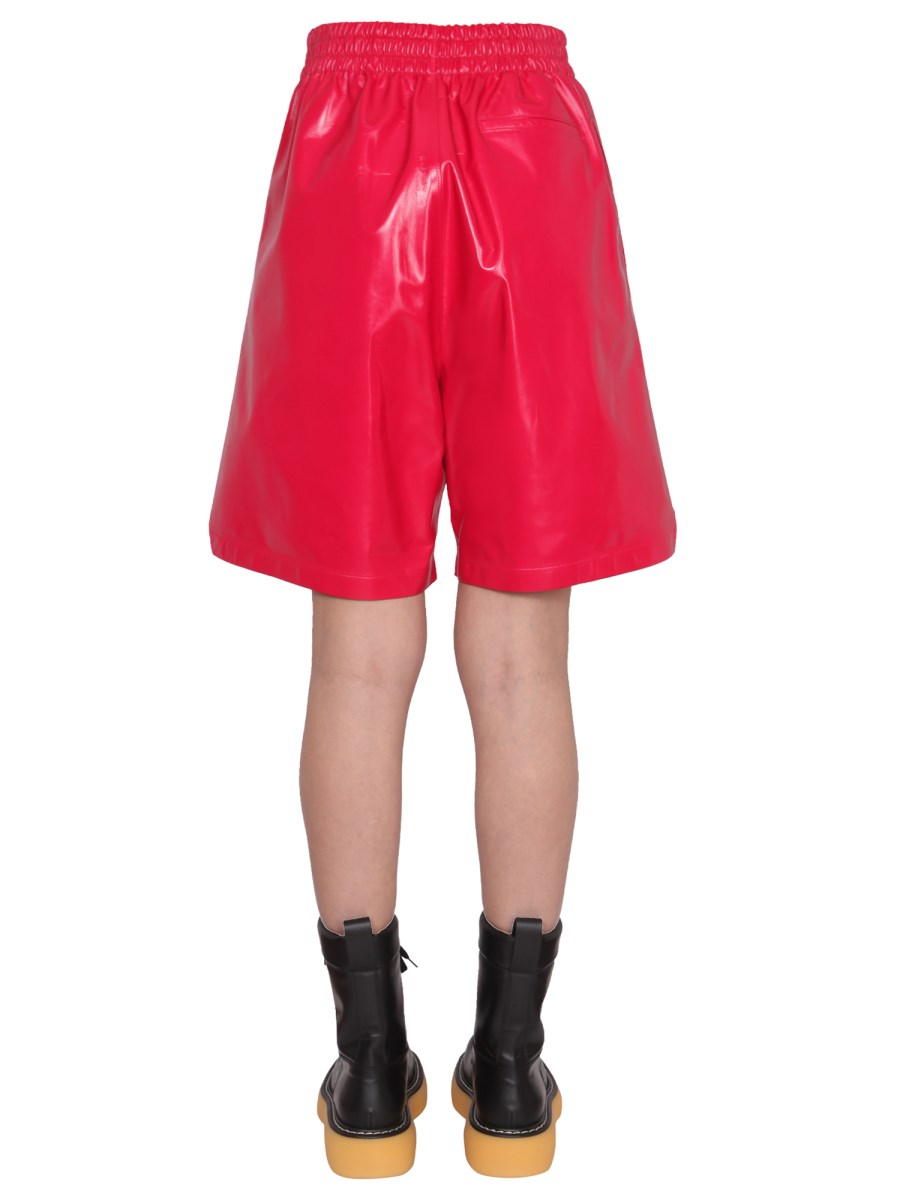 BOTTEGA VENETA SHORTS IN PELLE LUCIDA CON VITA ELASTICIZZATA