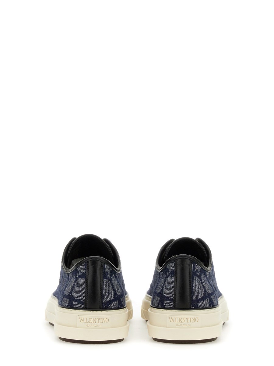 VALENTINO GARAVANI SNEAKER LOW-TOP TOTALOOP IN TESSUTO JACQUARD TOILE ICONOGRAPHE CON EFFETTO DENIM