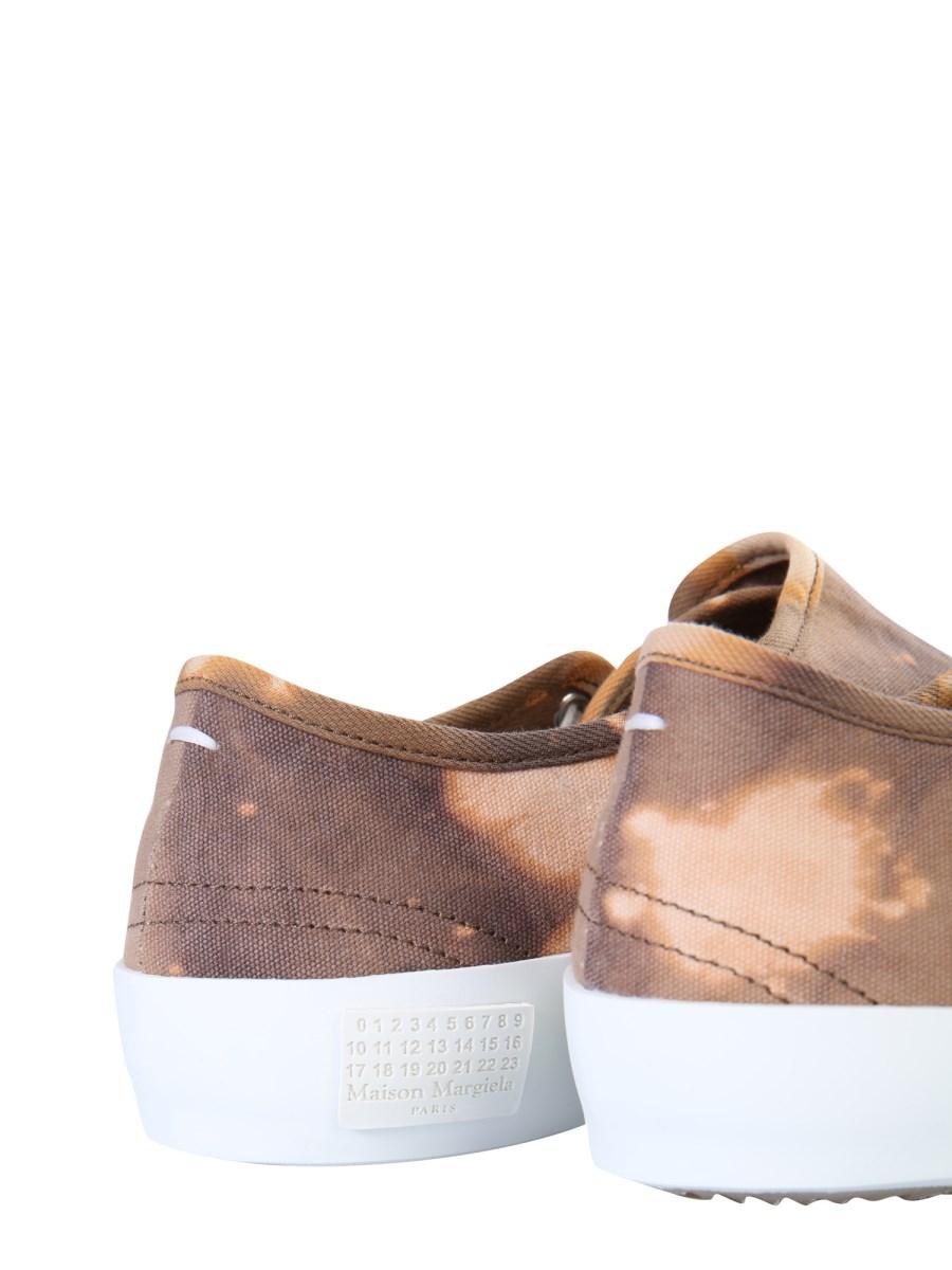MAISON MARGIELA SNEAKER SPLICED CON ALLACCIATURA ASIMMETRICA E STAMPA TIE DYE