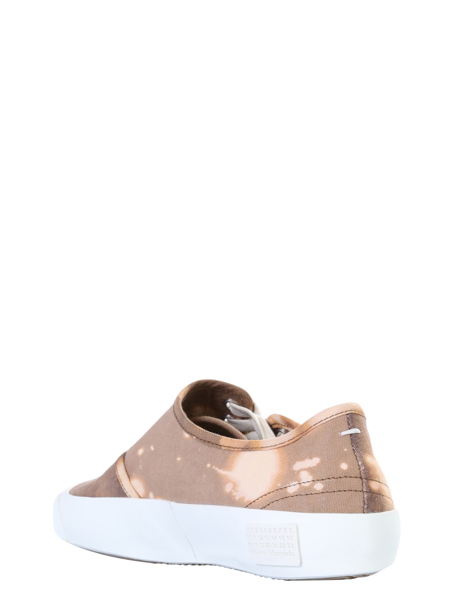 MAISON MARGIELA SNEAKER SPLICED CON ALLACCIATURA ASIMMETRICA E STAMPA TIE DYE