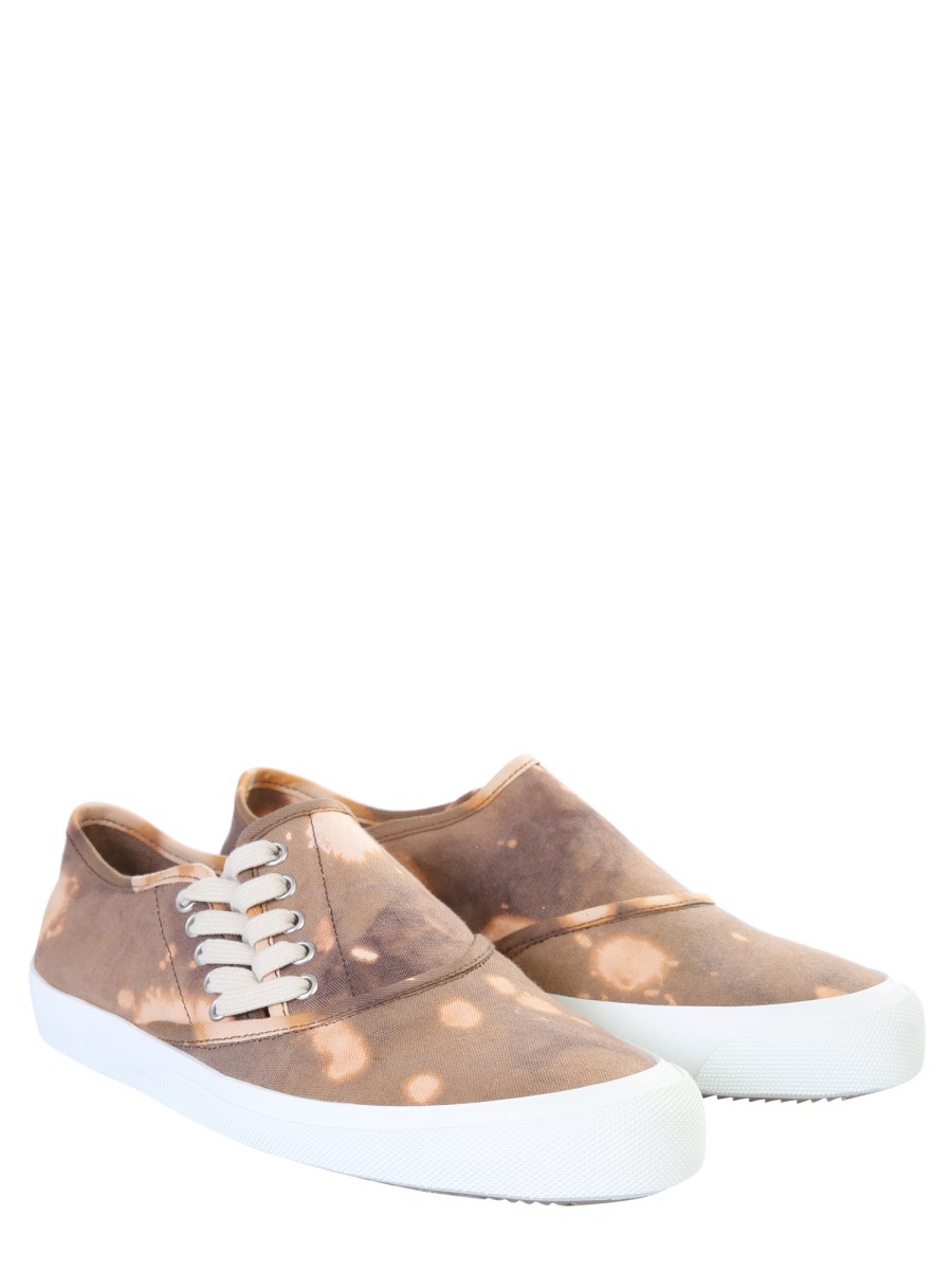 MAISON MARGIELA SNEAKER SPLICED CON ALLACCIATURA ASIMMETRICA E STAMPA TIE DYE