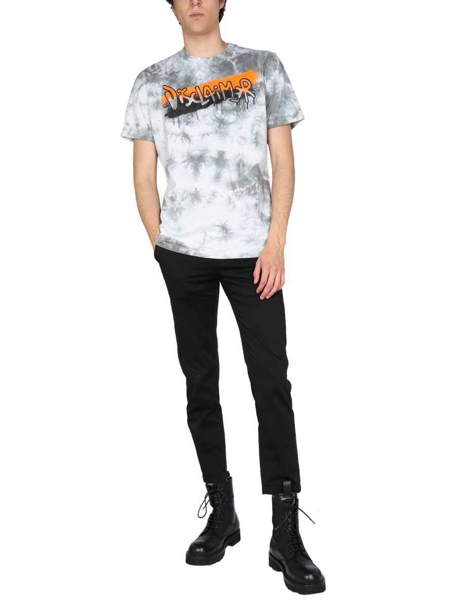 DISCLAIMER T-SHIRT CON STAMPA LOGO CON MOTIVO TIE DYE