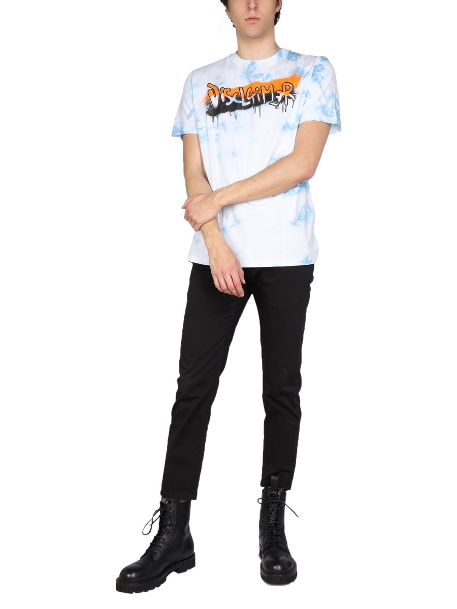 DISCLAIMER T-SHIRT CON STAMPA LOGO CON MOTIVO TIE DYE