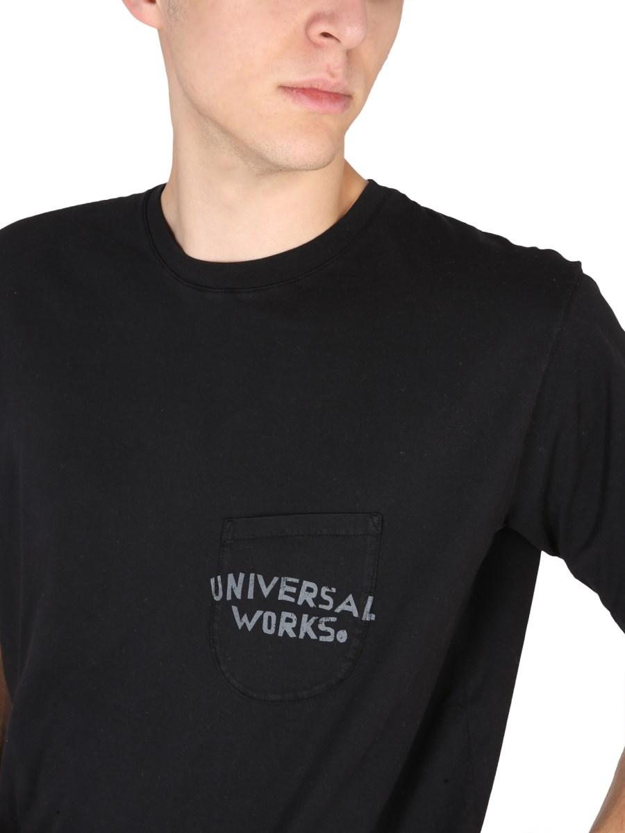 UNIVERSAL WORKS T-SHIRT CON STAMPA LOGO IN JERSEY DI COTONE