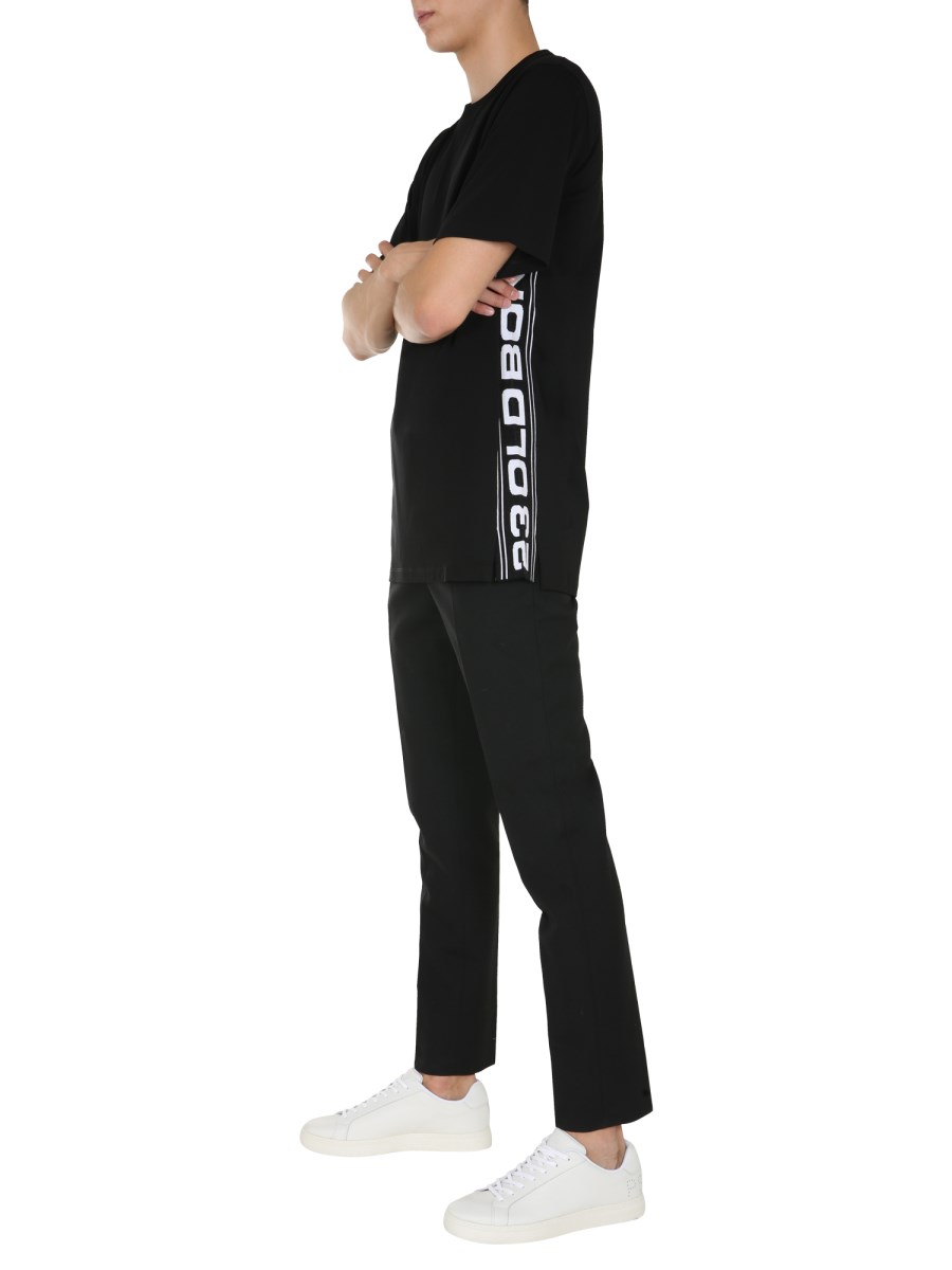 STELLA McCARTNEY T-SHIRT GIROCOLLO IN COTONE CON BANDA "23 OLD BOND"