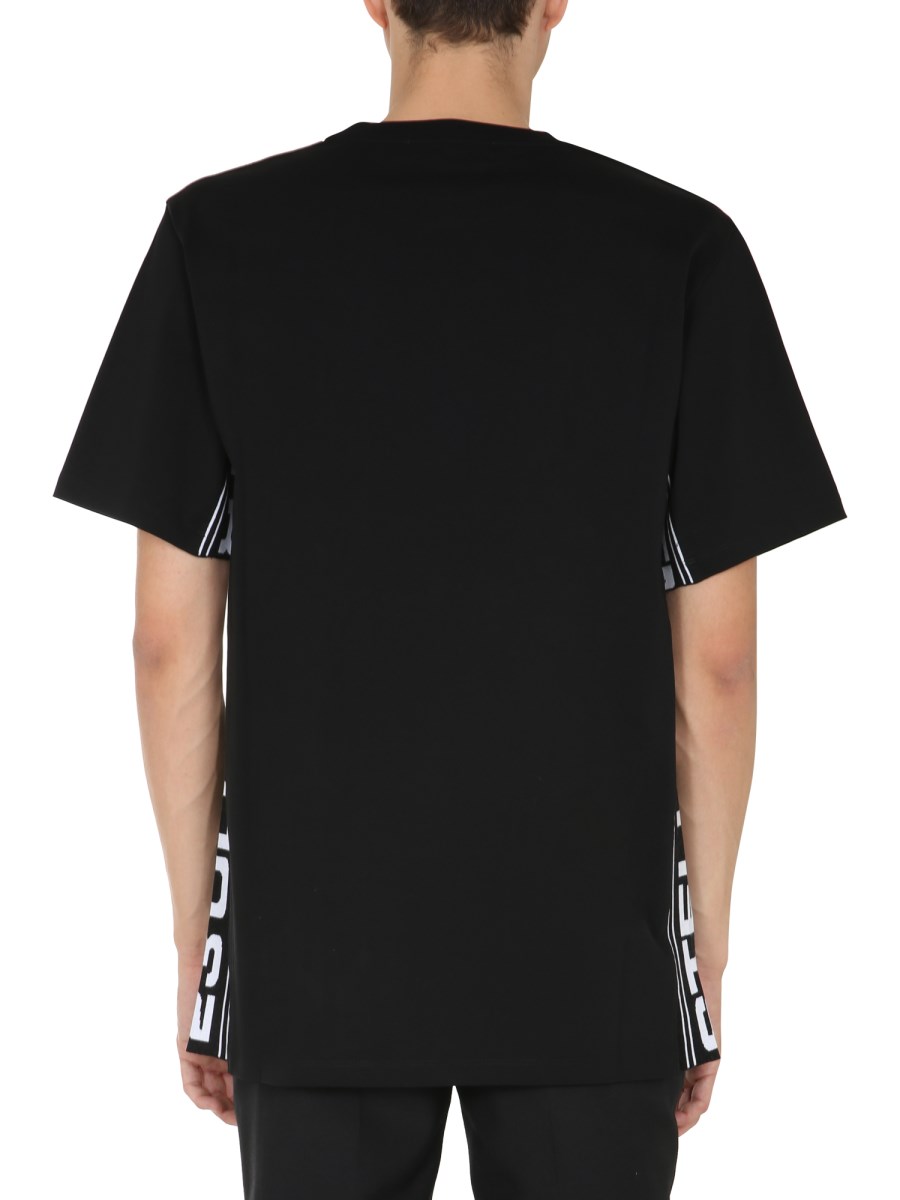 STELLA McCARTNEY T-SHIRT GIROCOLLO IN COTONE CON BANDA "23 OLD BOND"