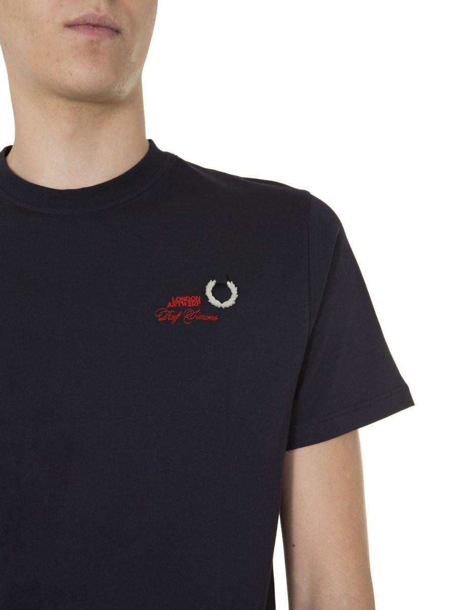 FRED PERRY X RAF SIMONS T-SHIRT GIROCOLLO IN COTONE CON LOGO