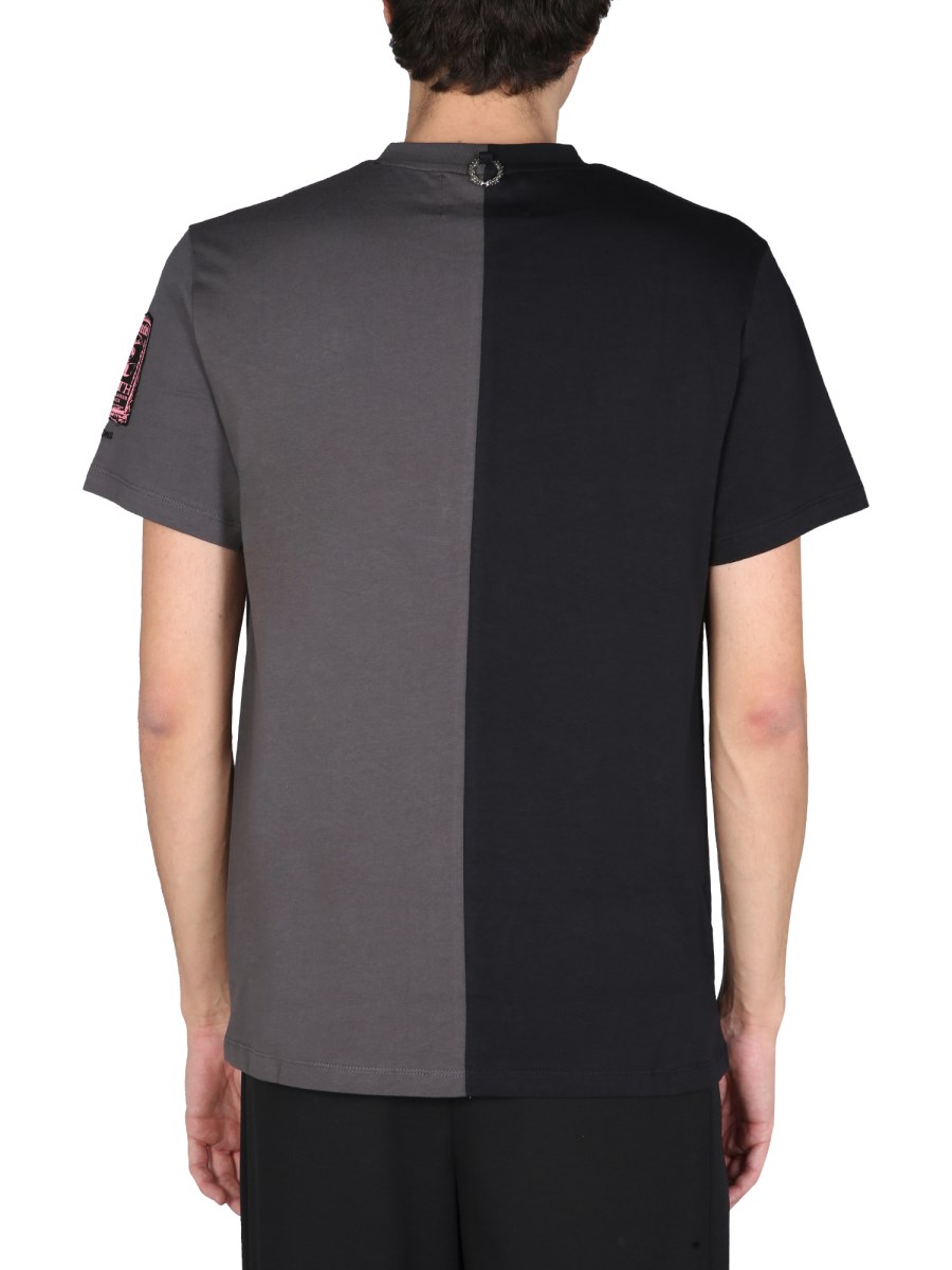 FRED PERRY X RAF SIMONS T-SHIRT GIROCOLLO IN JERSEY DI COTONE SPLIT BICOLOR