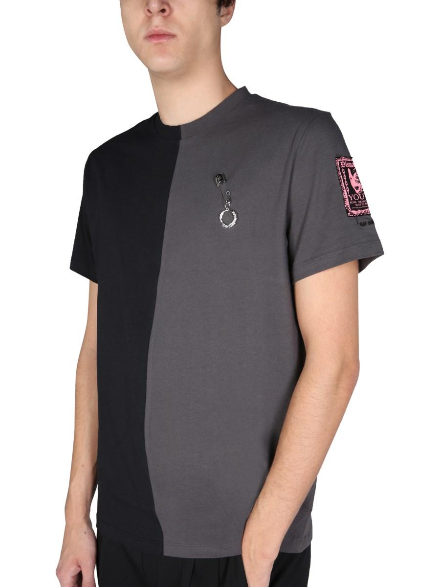 FRED PERRY X RAF SIMONS T-SHIRT GIROCOLLO IN JERSEY DI COTONE SPLIT BICOLOR