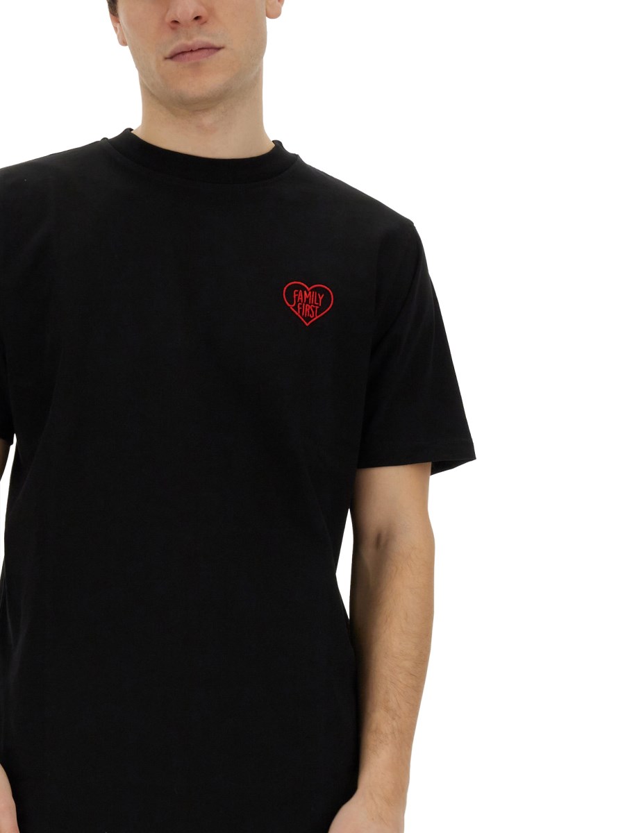 FAMILY FIRST T-SHIRT IN JERSEY DI COTONE CON RICAMO CUORE