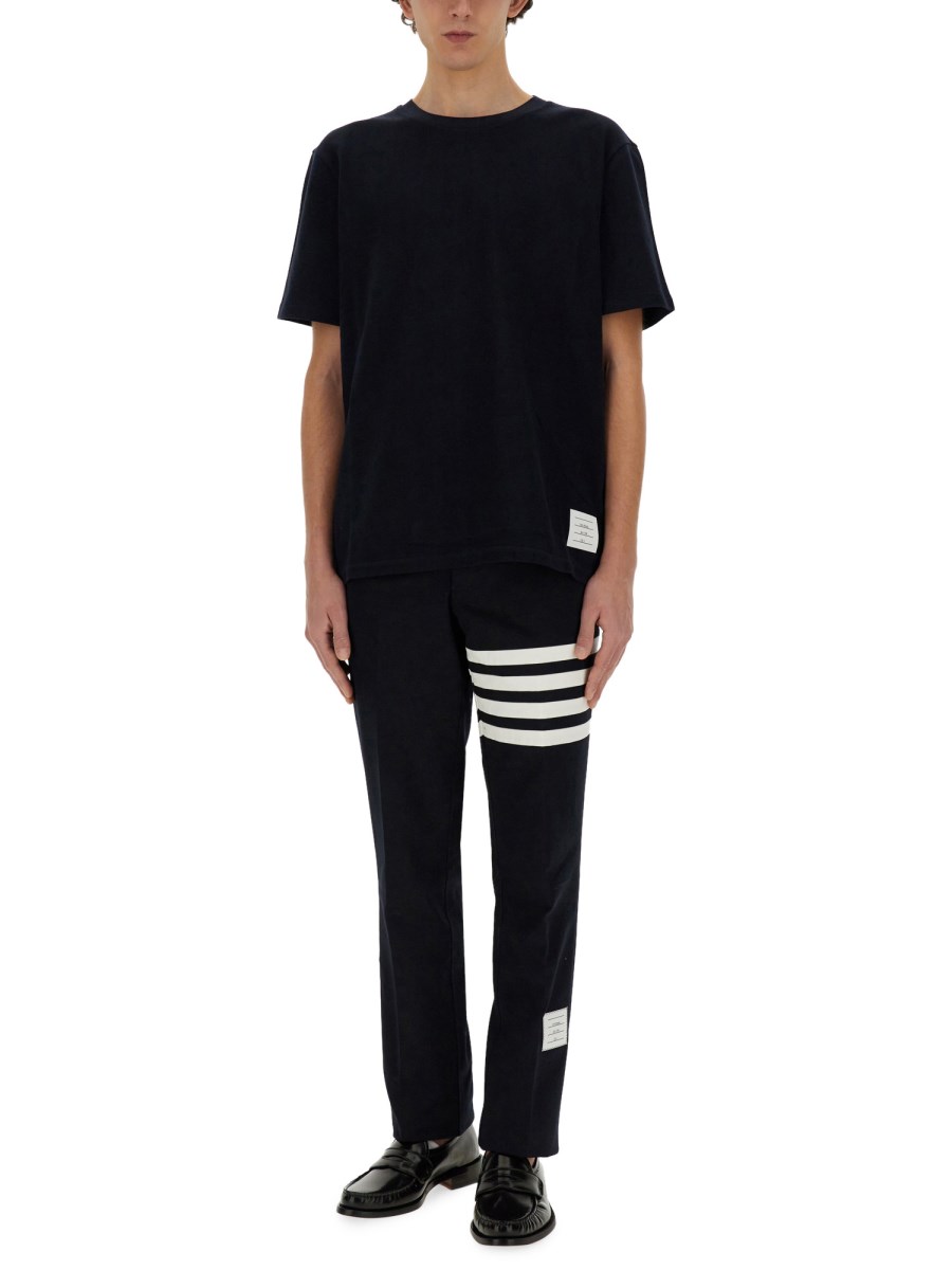 THOM BROWNE T-SHIRT IN PIQUÉ DI COTONE CON DETTAGLIO RIGHE SUL RETRO