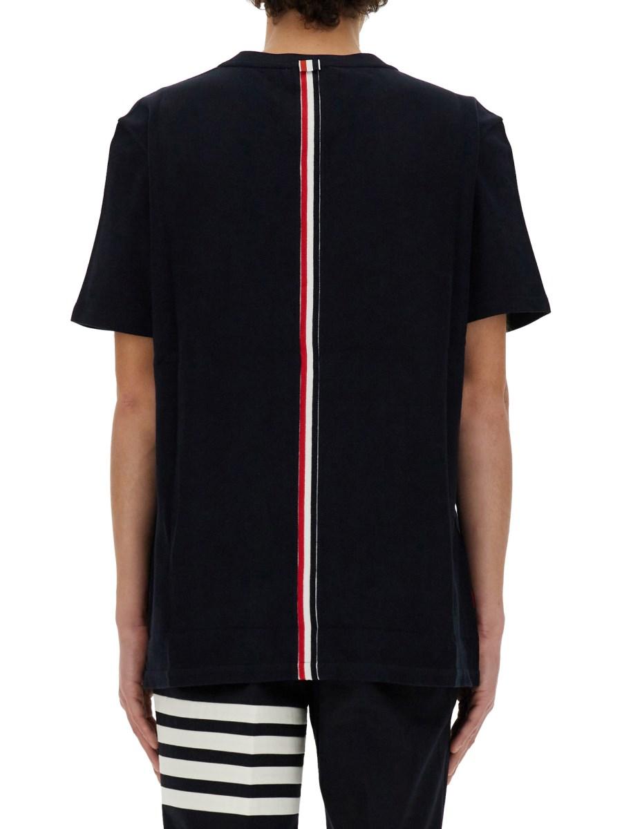 THOM BROWNE T-SHIRT IN PIQUÉ DI COTONE CON DETTAGLIO RIGHE SUL RETRO