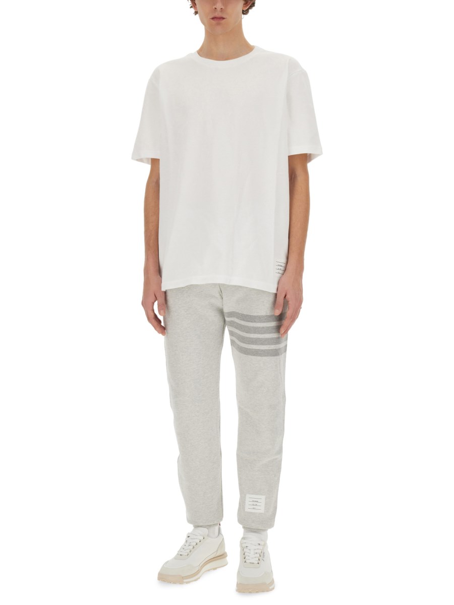 THOM BROWNE T-SHIRT IN PIQUÉ DI COTONE CON DETTAGLIO RIGHE SUL RETRO