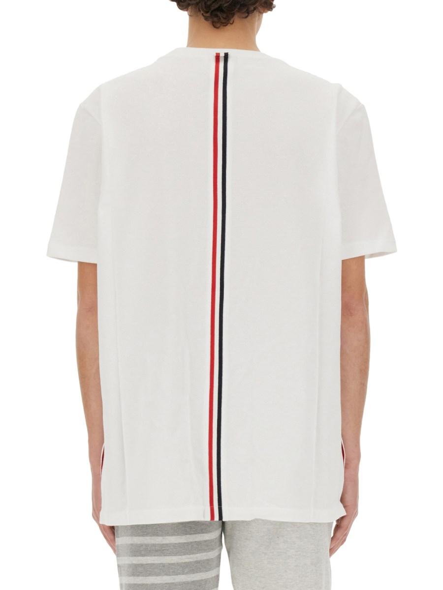 THOM BROWNE T-SHIRT IN PIQUÉ DI COTONE CON DETTAGLIO RIGHE SUL RETRO