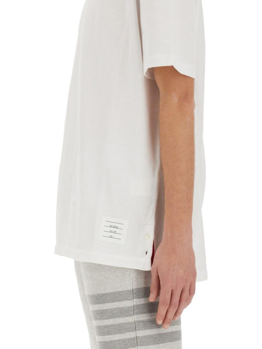 THOM BROWNE T-SHIRT IN PIQUÉ DI COTONE CON DETTAGLIO RIGHE SUL RETRO