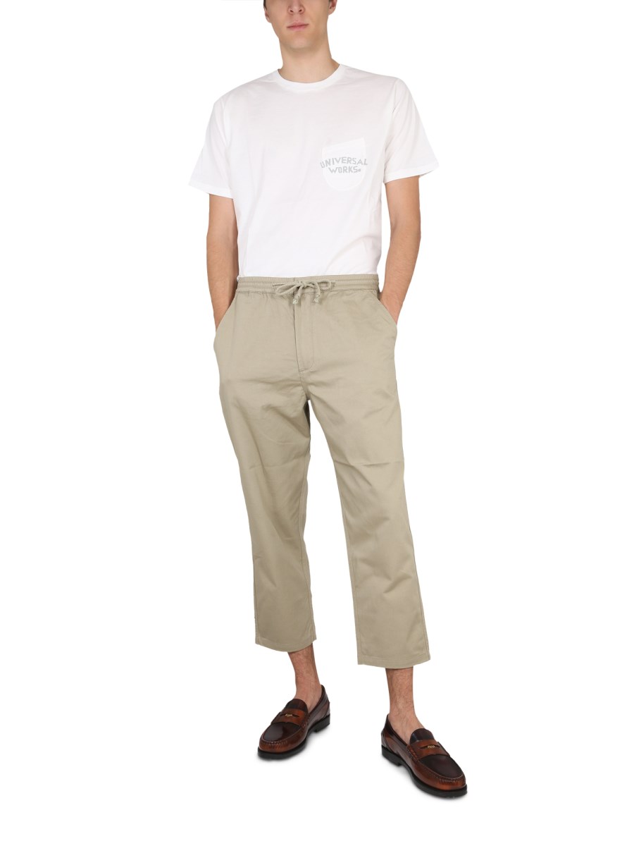 UNIVERSAL WORKS PANTALONE CROPPED FIT IN COTONE