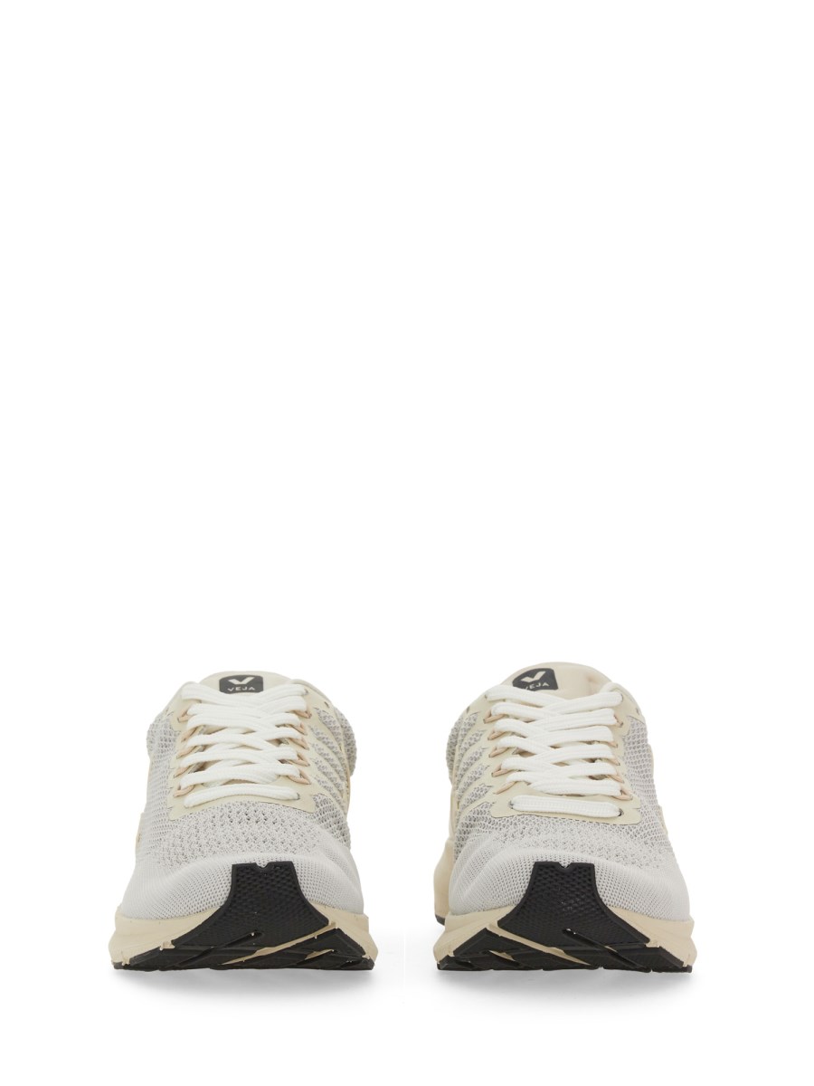 VEJA SNEAKER IN PELLE E MESH CON LOGO
