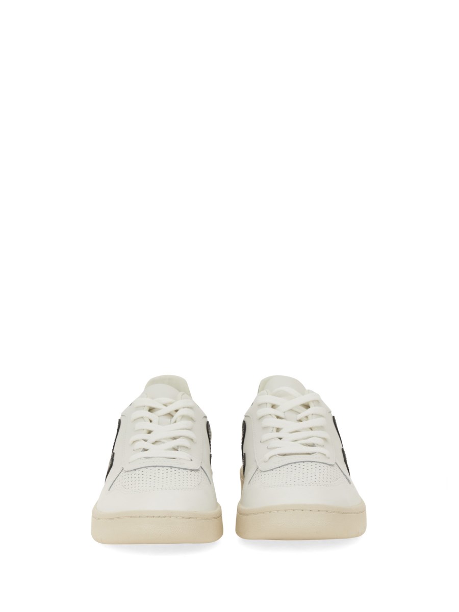 VEJA SNEAKER V-10 IN PELLE