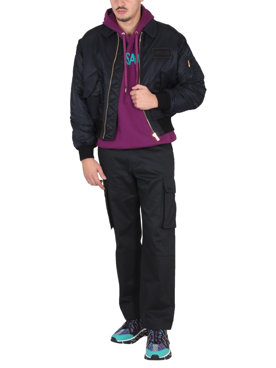 VERSACE GIACCA BOMBER CON LOGO APPLICATO