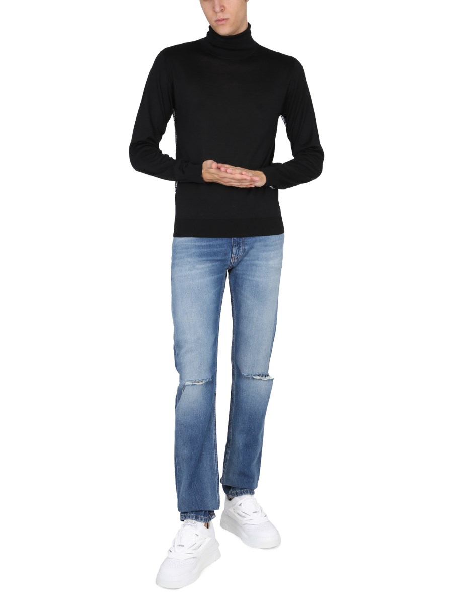 VERSACE JEANS IN COTONE CON PATCH LOGO