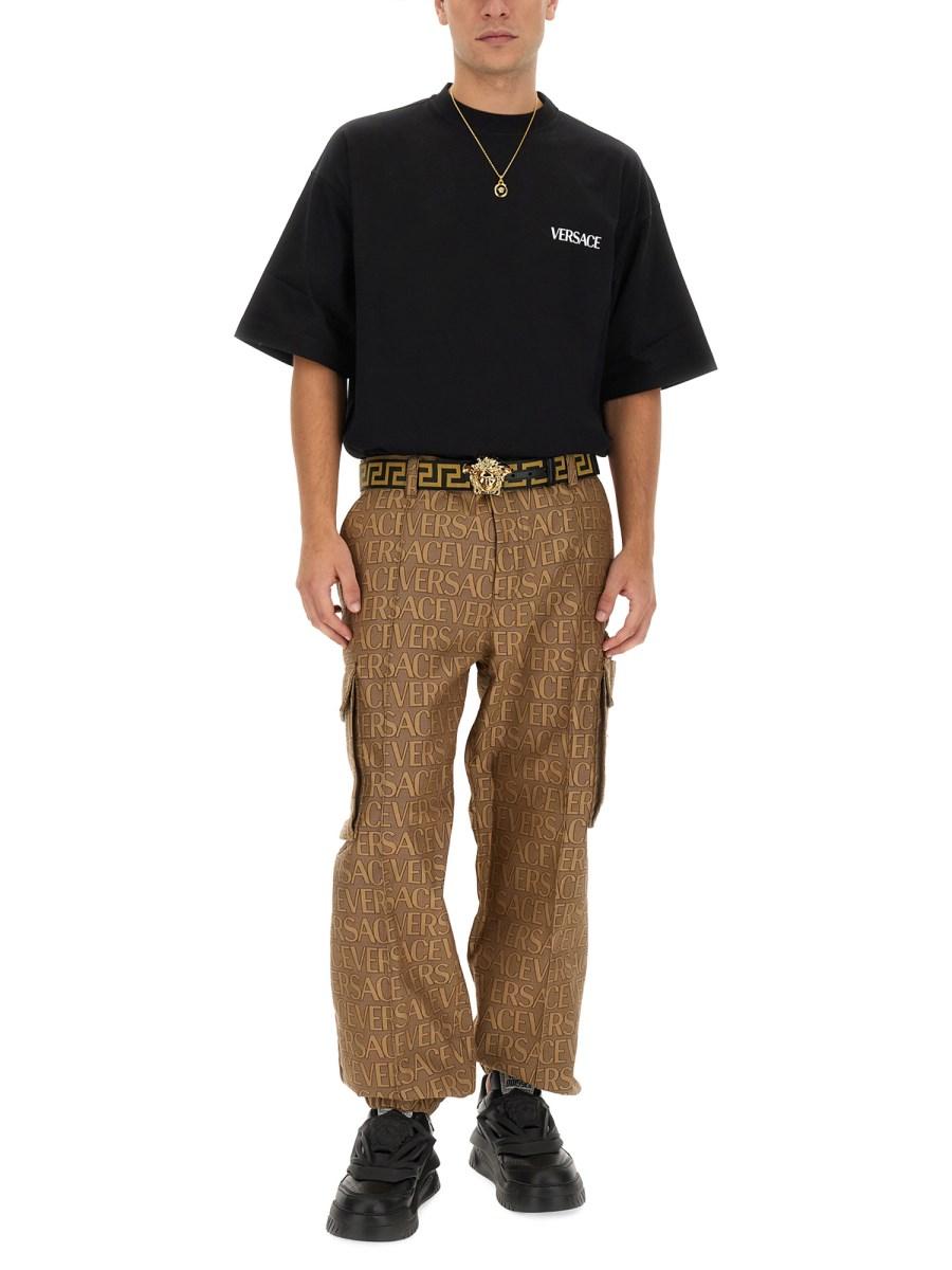 VERSACE PANTALONI CARGO CON STAMPA LOGO ALLOVER