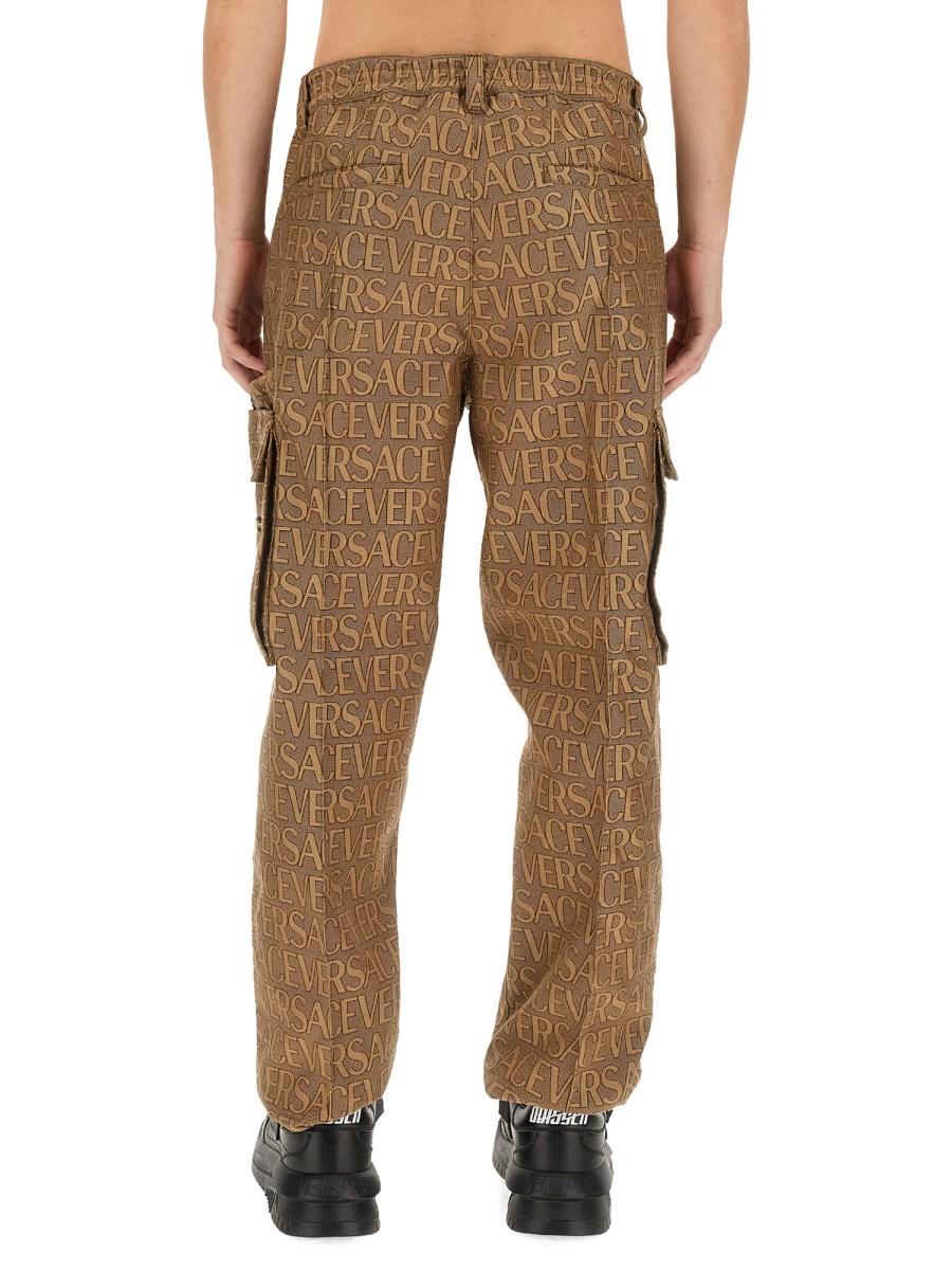 VERSACE PANTALONI CARGO CON STAMPA LOGO ALLOVER
