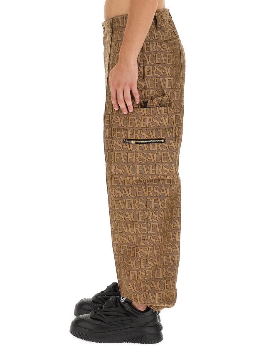 VERSACE PANTALONI CARGO CON STAMPA LOGO ALLOVER