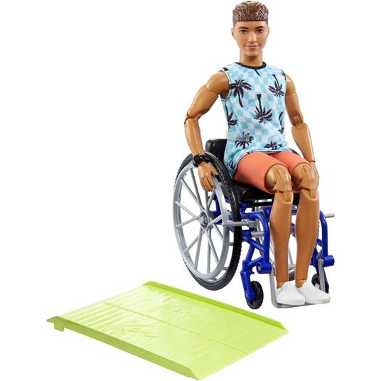 Lafeltrinelli Barbie Fashionistas Bambola Ken Sedia A Rotelle E Rampa Giocattolo Idea Regalo