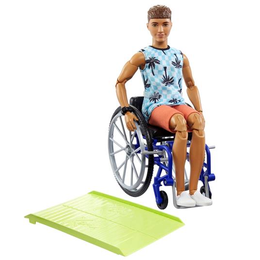 Lafeltrinelli Barbie Fashionistas Bambola Ken Sedia a Rotelle e Rampa Giocattolo Idea Regalo