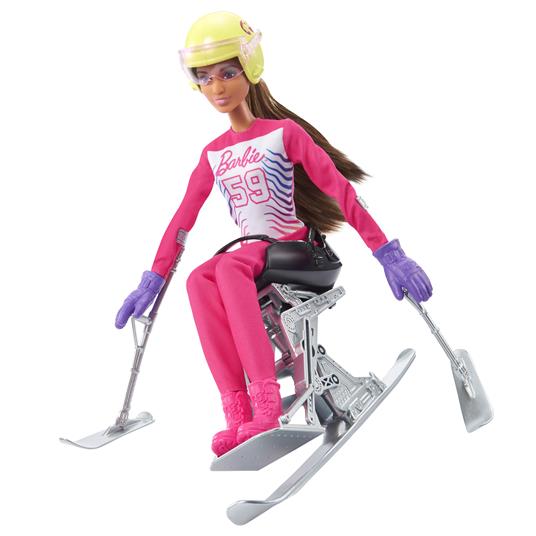 Lafeltrinelli Barbie - Sport Invernali Sciatrice Paralimpica Bambola Barbie Mora Alta 30 4 Cm Con Maglia Pantaloni Casco Guanti Palo Monosci E Trofeo Giocattolo Per Bambini 3+ Anni HCN33
