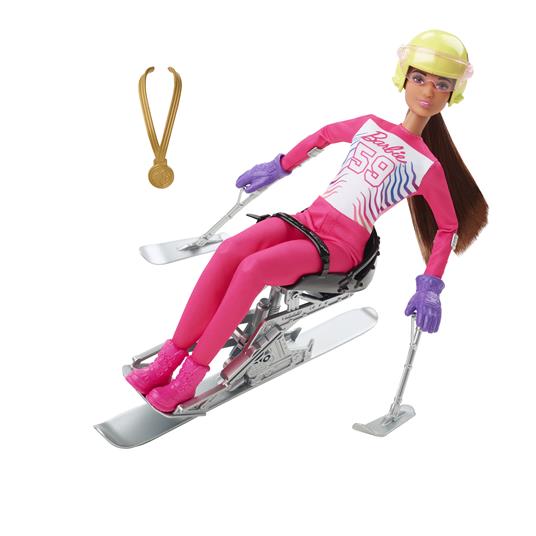 Lafeltrinelli Barbie - Sport Invernali Sciatrice Paralimpica Bambola Barbie Mora Alta 30 4 cm con Maglia Pantaloni Casco Guanti Palo Monosci e Trofeo Giocattolo per Bambini 3+ Anni HCN33