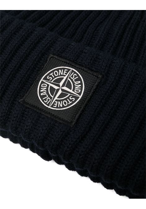 STONE ISLAND Berretto In Lana A Coste Blu Navy Con Logo - STONE ISLAND