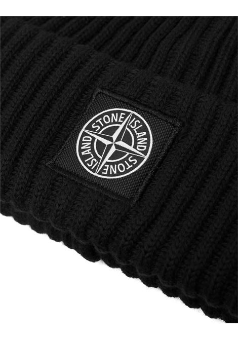 STONE ISLAND Berretto In Lana A Coste Nero Con Logo - STONE ISLAND