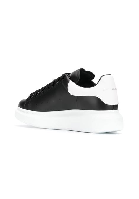 ALEXANDER MCQUEEN Sneakers Oversize Donna Nere Con Suola E Spoiler Bianchi - ALEXANDER MCQUEEN