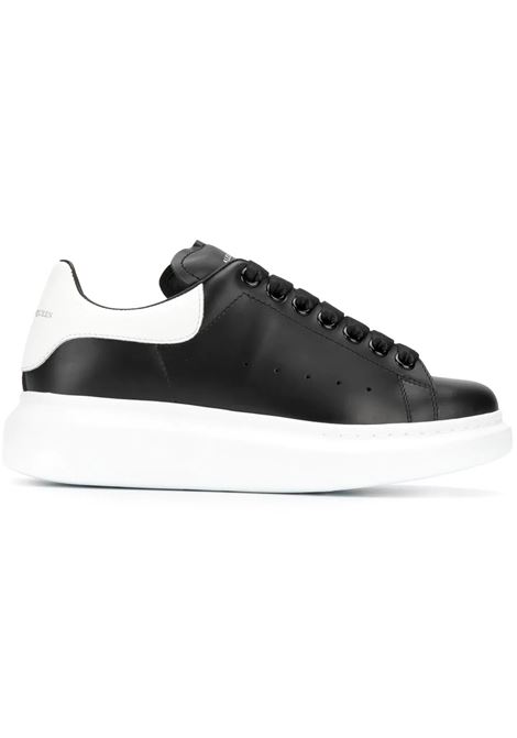 ALEXANDER MCQUEEN Sneakers Oversize Donna Nere Con Suola e Spoiler Bianchi - ALEXANDER MCQUEEN