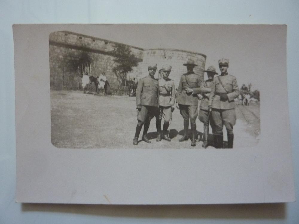 Abebooks Cartolina Postale Fotografica "MILITARI IN POSA ITALIANI ED INGLESI" Africa Orientale Anni '20
