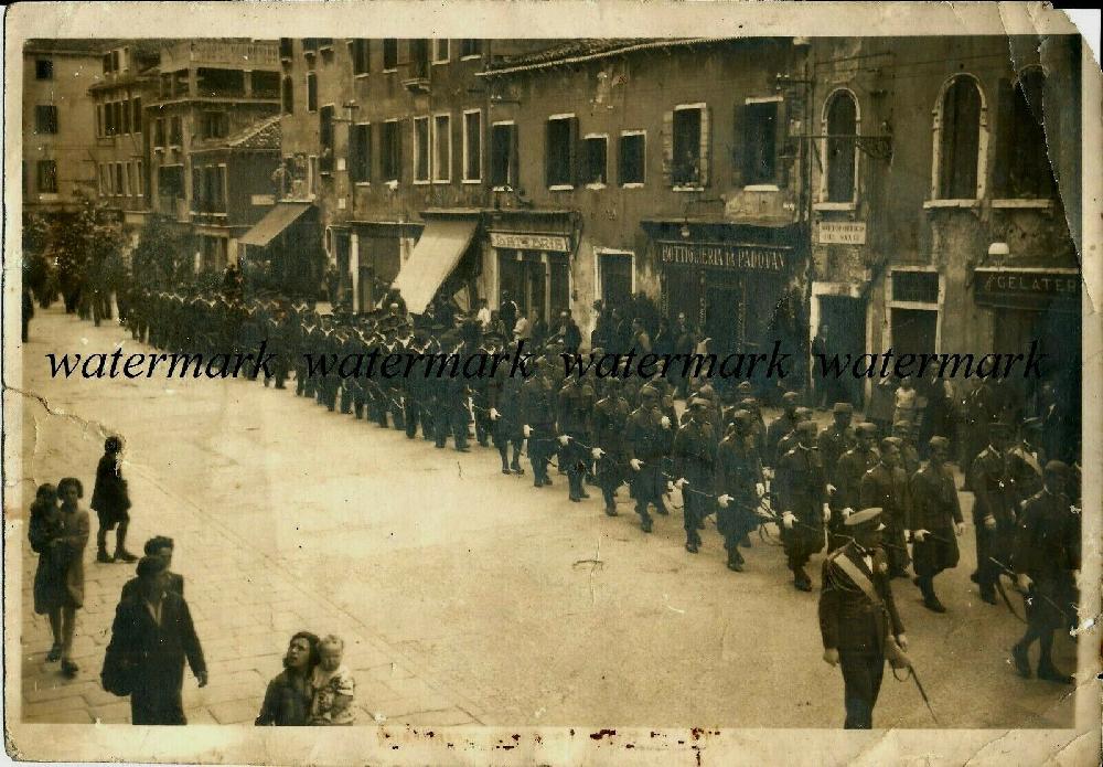 Abebooks Fotografia originale Venezia Sottoportego dei Santi/Regia Aeronautica 1930ca