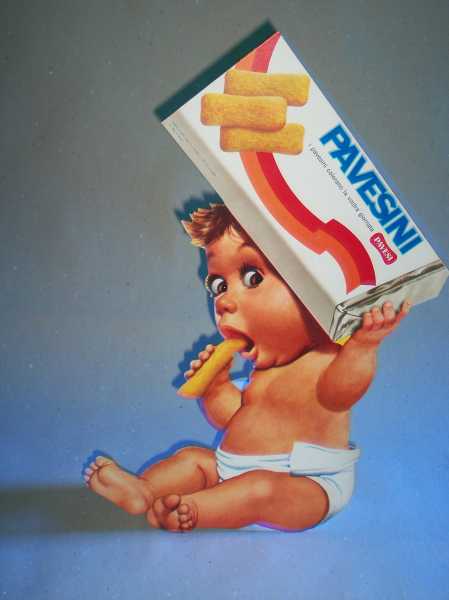 Abebooks Fustellato pubblicitario della ditta Pavesi di Novara in cartone pesante e completo del supporto posteriore per reggerlo raffigurante un bimbo che mangia un pavesino. Epoca 1971