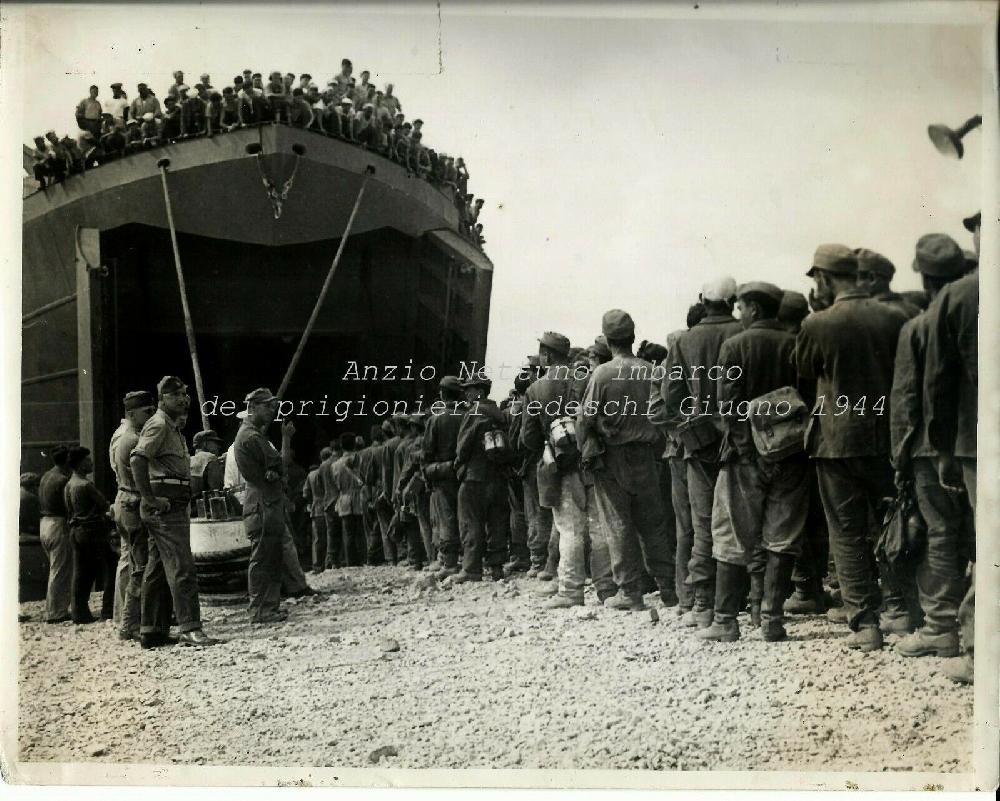 Abebooks Rara fotografia originale Anzio/Nettuno imbarco prigionieri tedeschi Giugno 1944