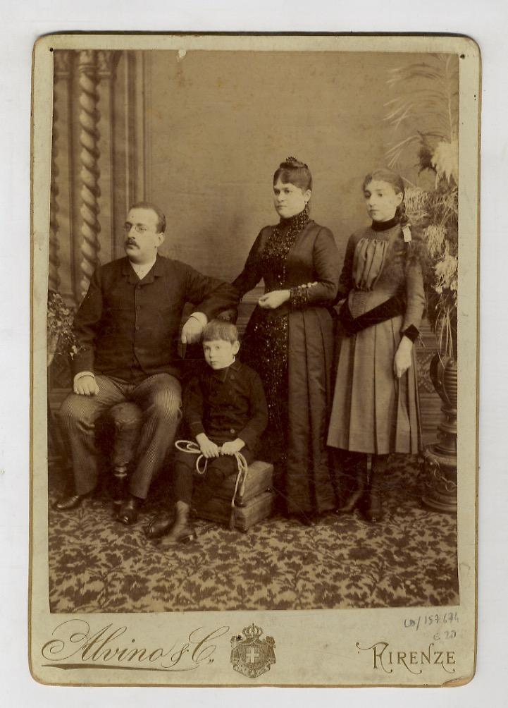 Abebooks Ritratto fotografico d'un gruppo di famiglia con bambini