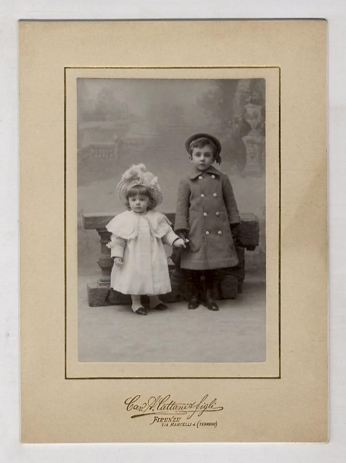 Abebooks [Un bambino e una bambina che si tengono per mano]