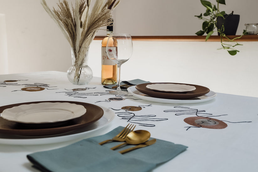 Sans Tabù Runner bianco in lino grezzo ricamato & 2 tovaglioli - Il Bacio