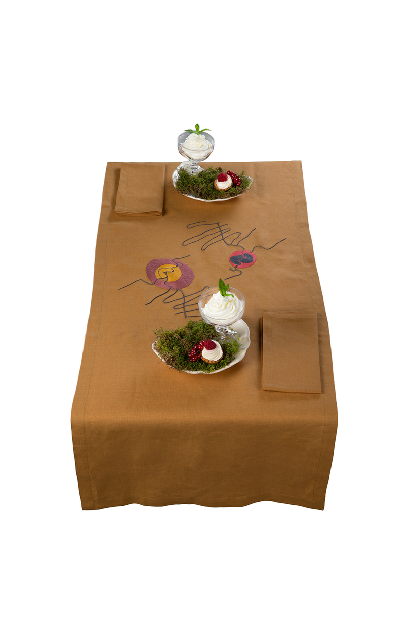 Sans Tabù Runner in lino marrone grezzo ricamato & 2 tovaglioli - Il Bacio