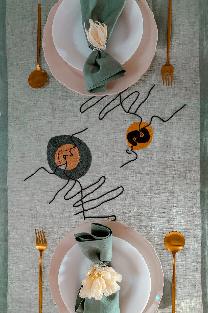 Sans Tabù Runner In Lino Verde Grezzo Ricamato & 2 Tovaglioli - Il Bacio