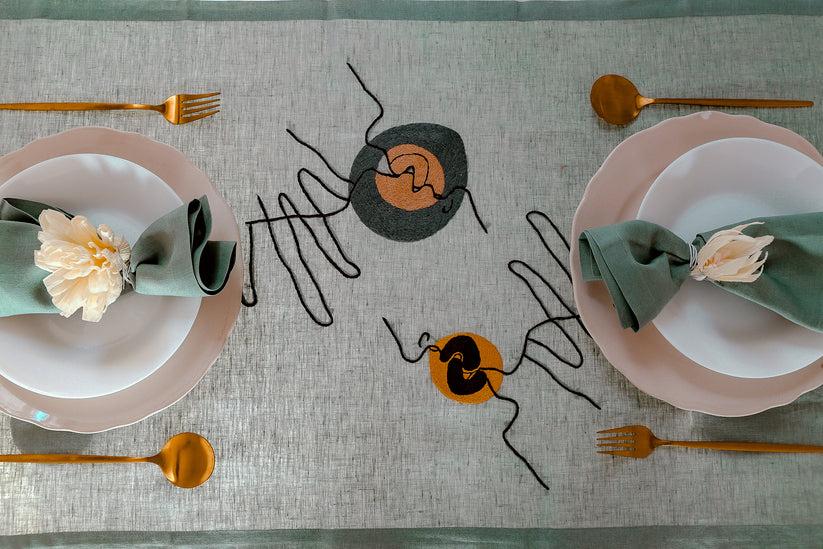 Sans Tabù Runner In Lino Verde Grezzo Ricamato & 2 Tovaglioli - Il Bacio