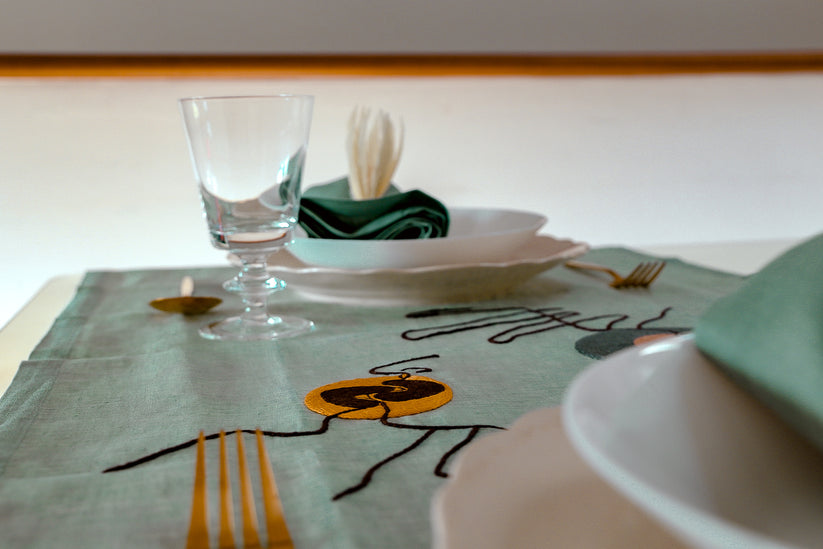 Sans Tabù Runner in lino verde grezzo ricamato & 2 tovaglioli - Il Bacio