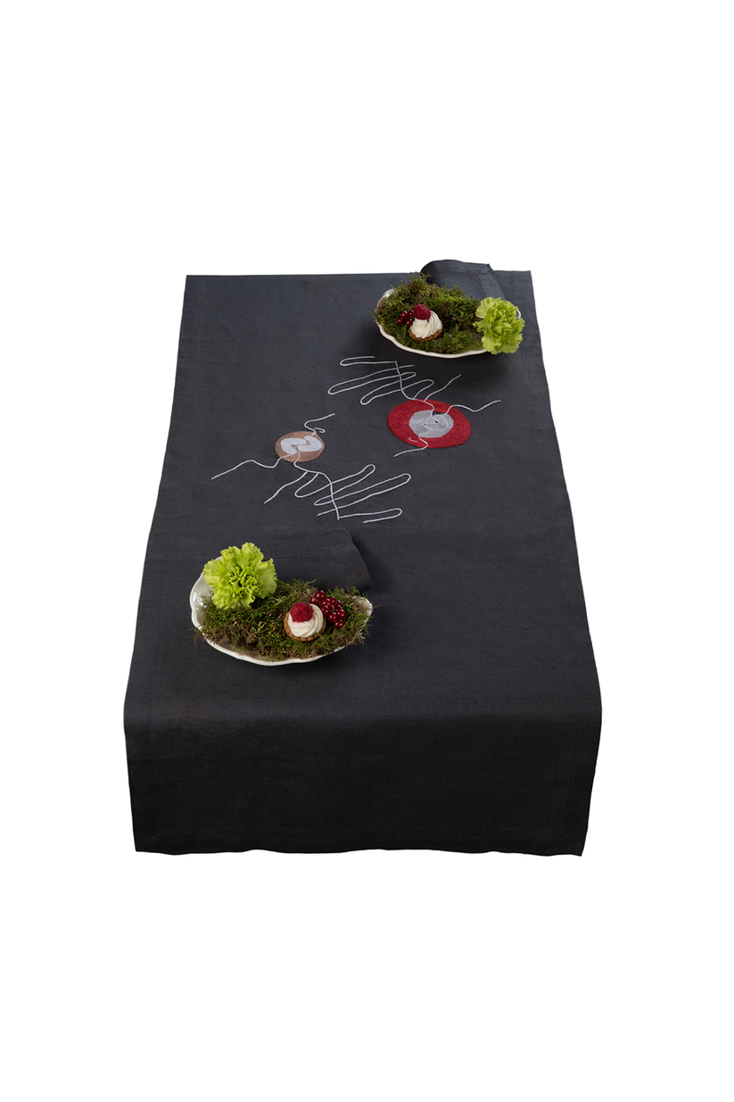 Sans Tabù Runner Nero In Lino Grezzo Ricamato & 2 Tovaglioli - Il Bacio