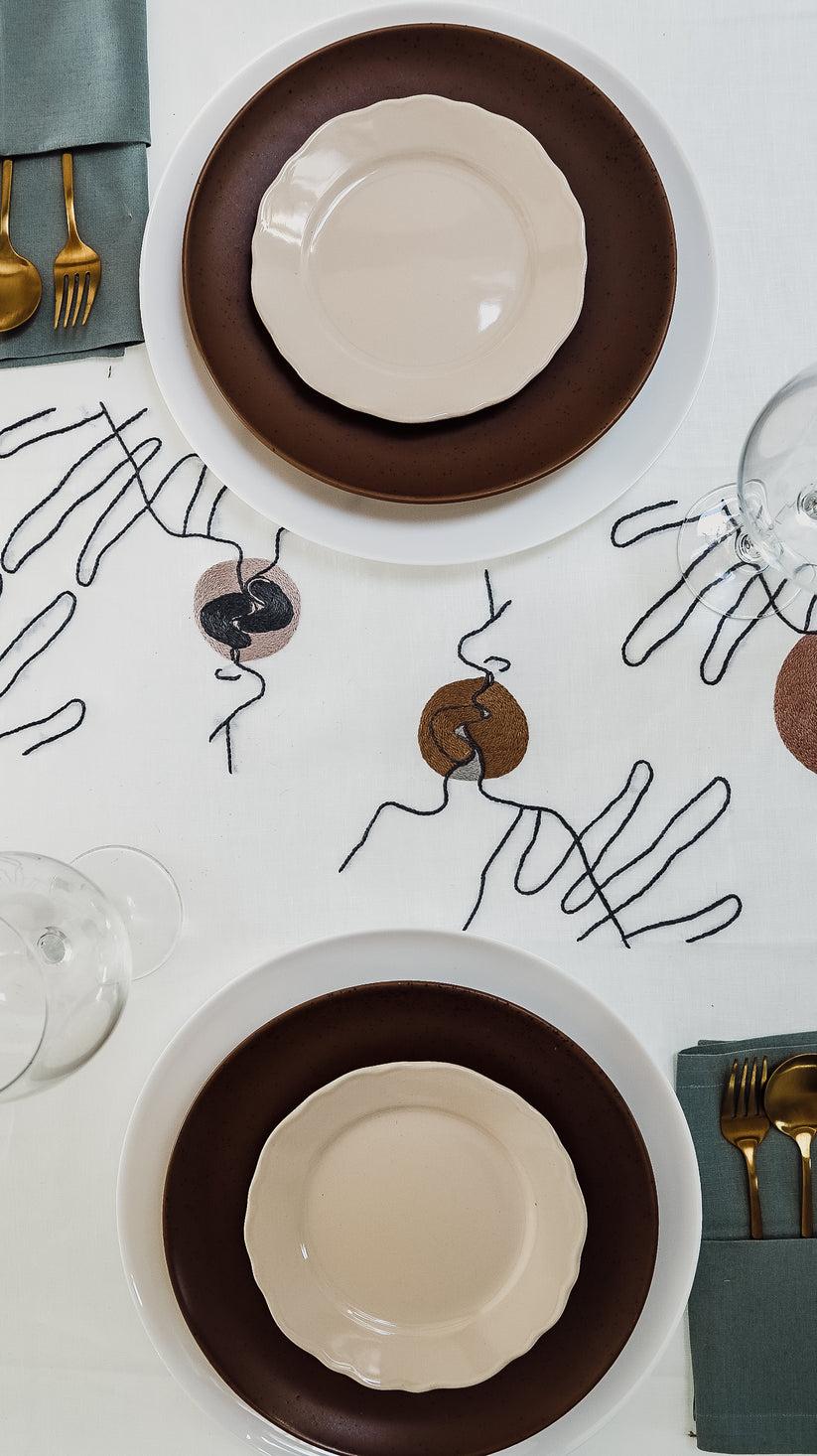 Sans Tabù Tovaglia Bianca in lino grezzo ricamata & 8 tovaglioli - Il Bacio